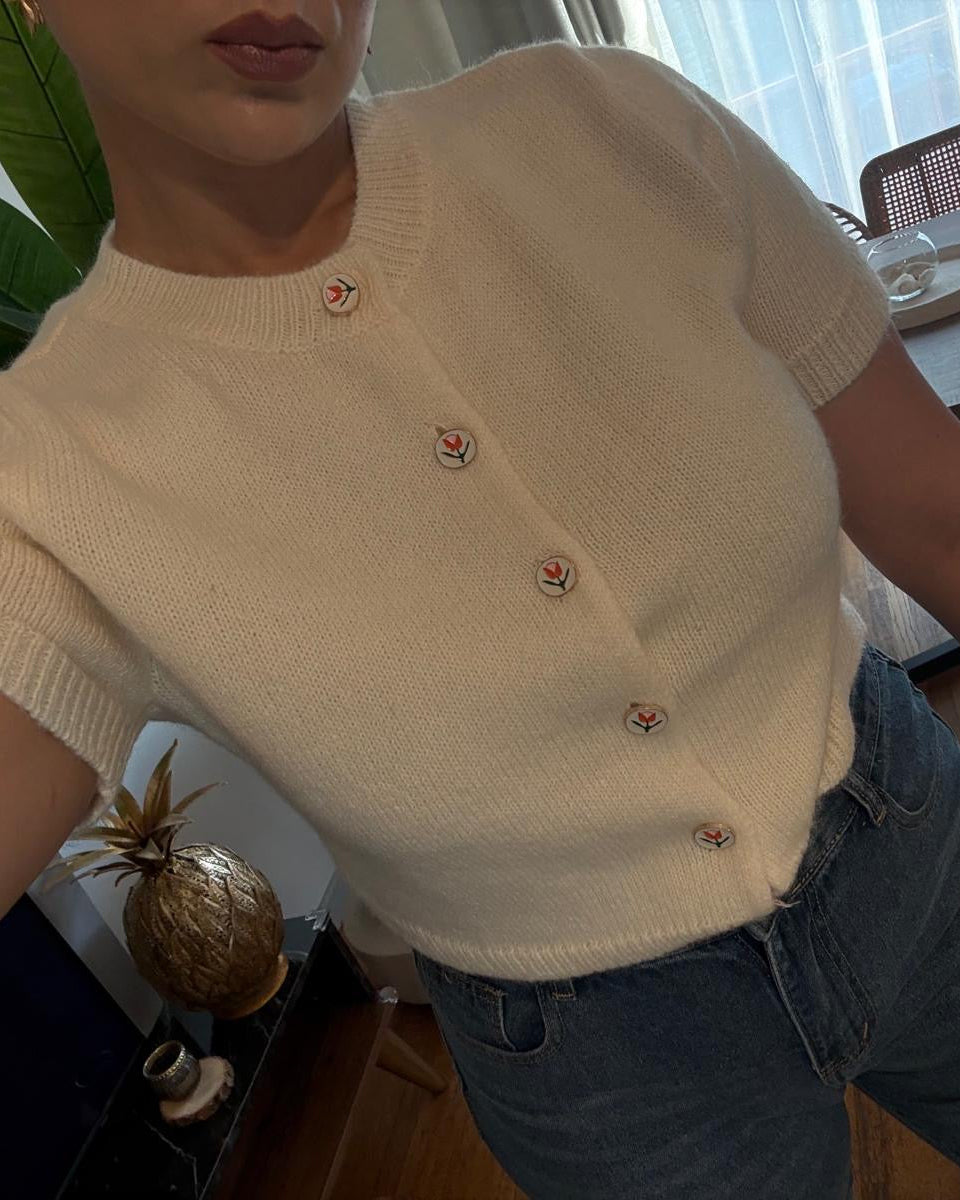 Cardigan manche courte - Détail bouton dorée et fleuris
