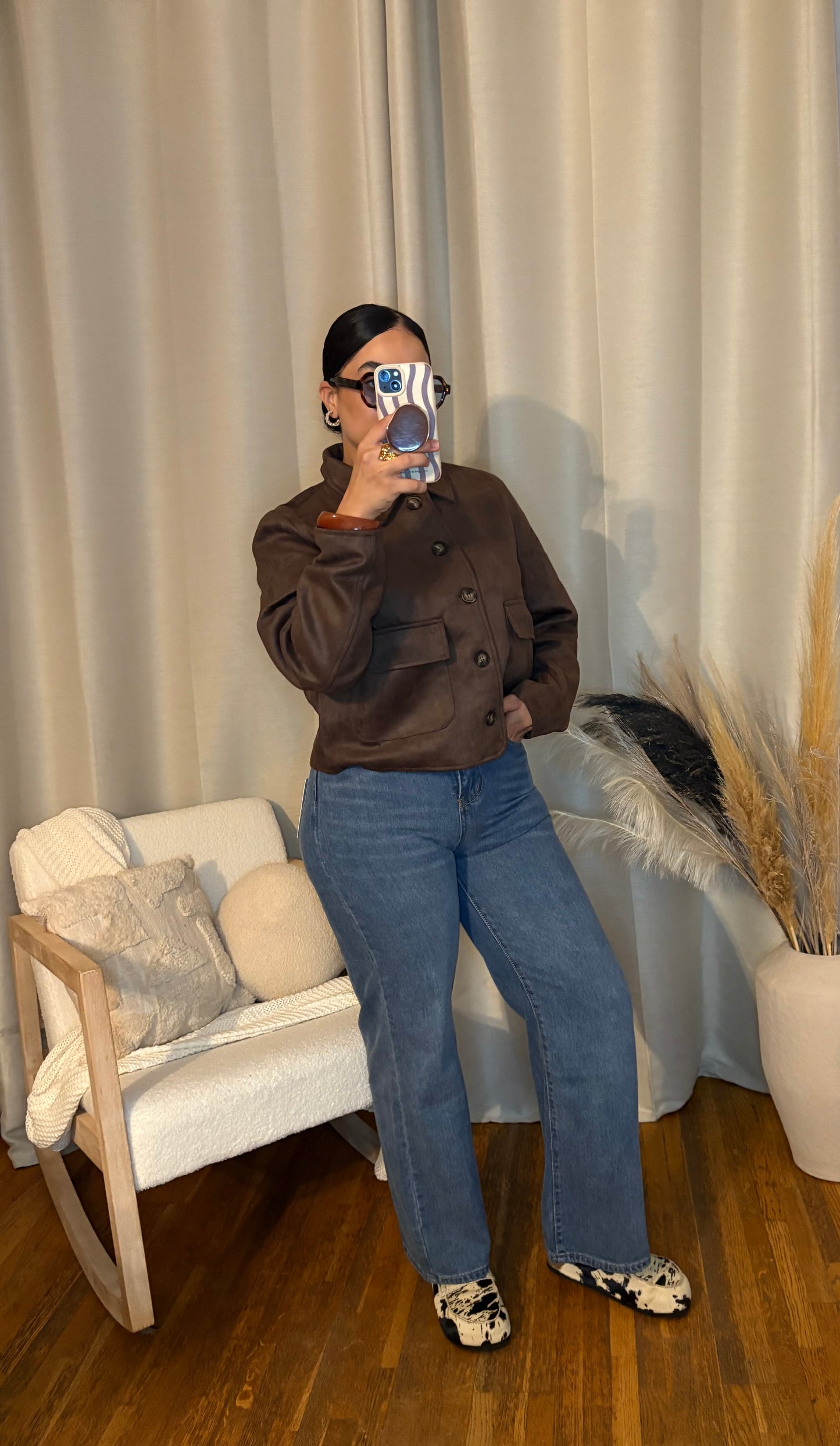 Veste courte marron effet daim - élégance et tendance automnale