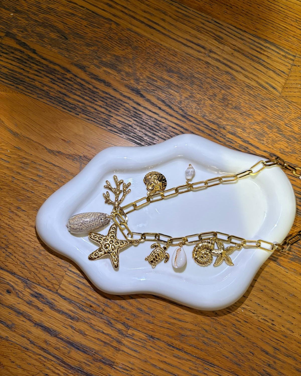 Collier charms coquillage tons beige