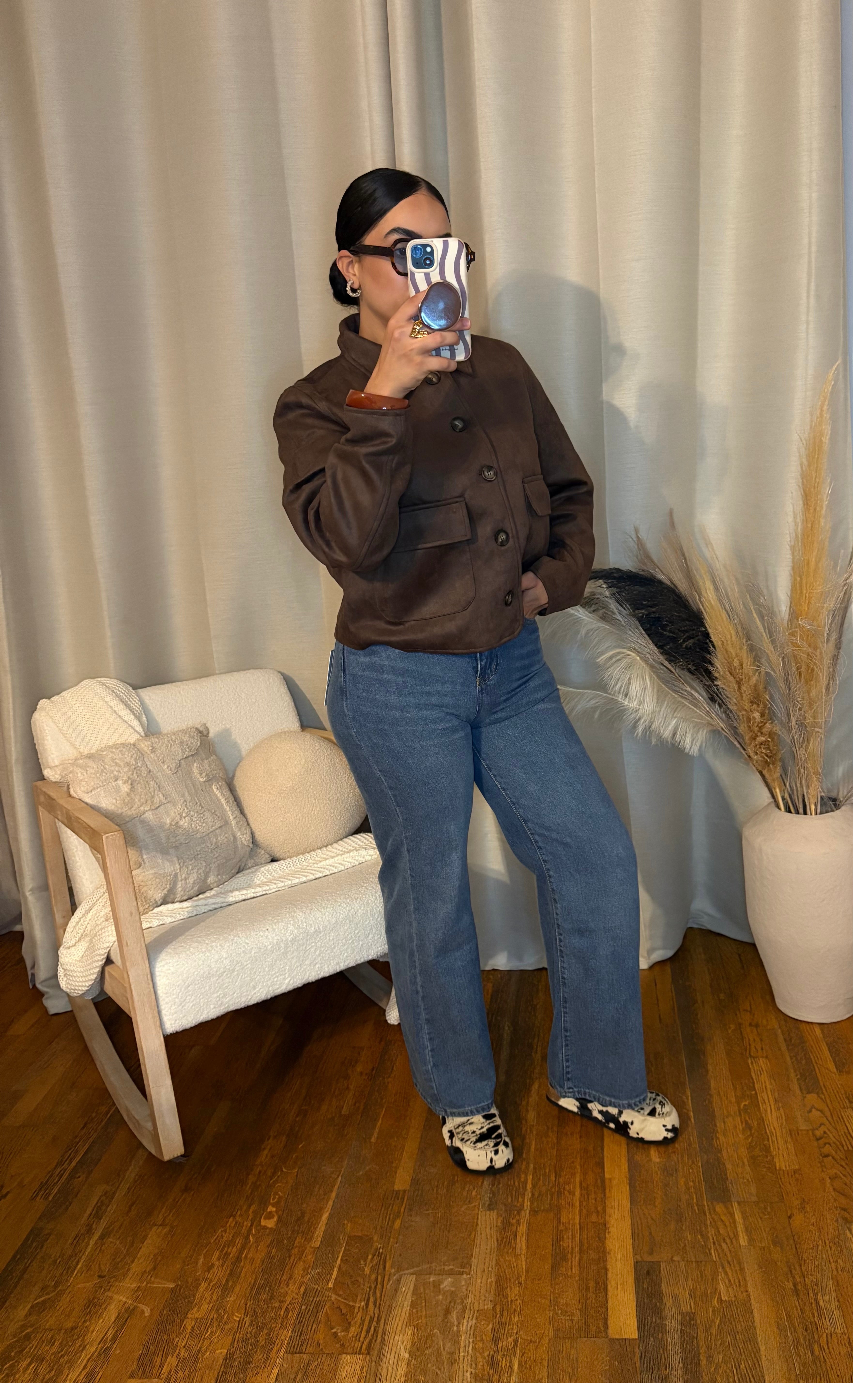 Veste courte marron effet daim - élégance et tendance automnale