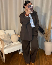 Pantalon à pince chocolat - style ample et élégant pour l'automne