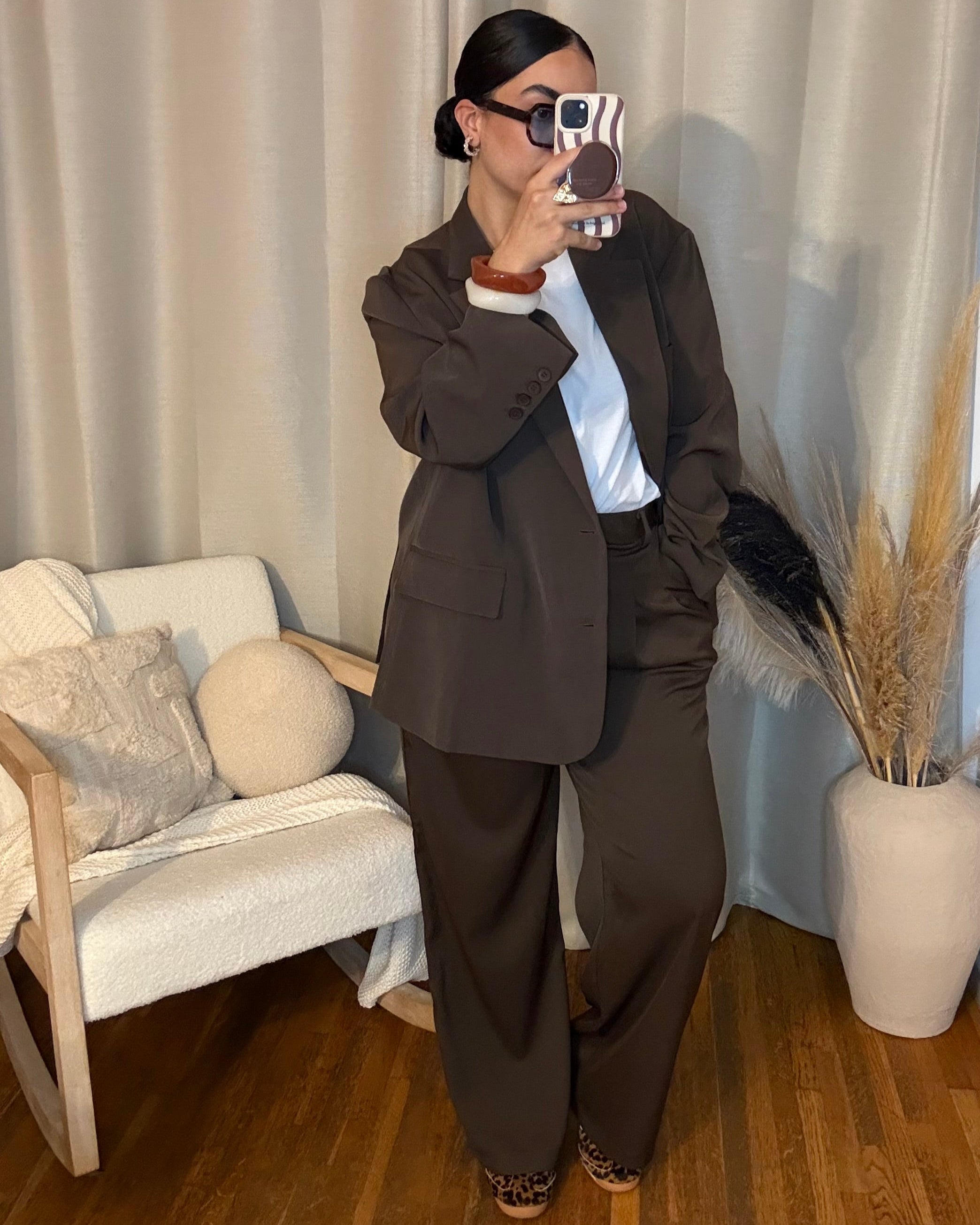 Pantalon à pince chocolat - style ample et élégant pour l'automne