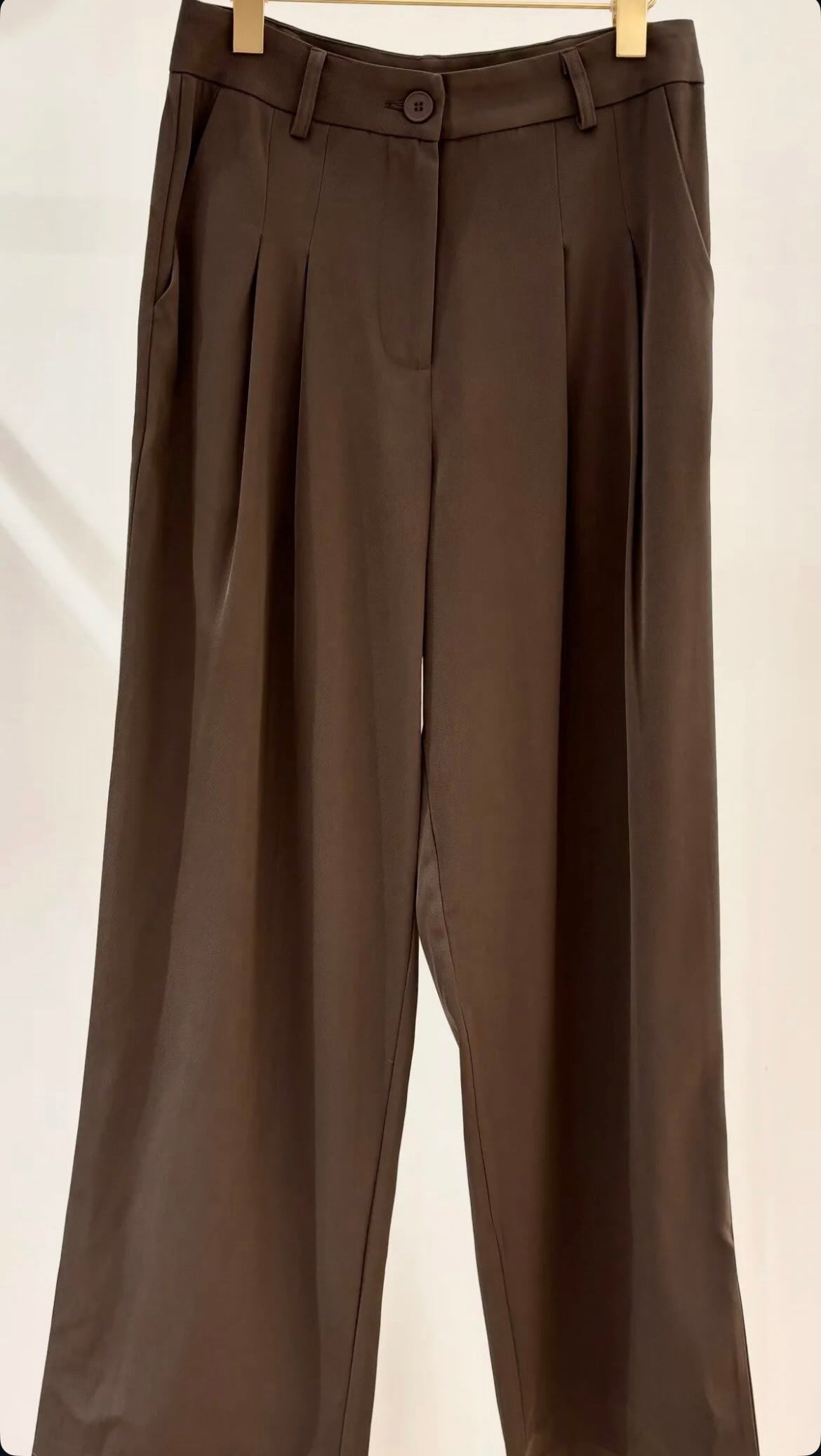Pantalon à pince chocolat - style ample et élégant pour l'automne
