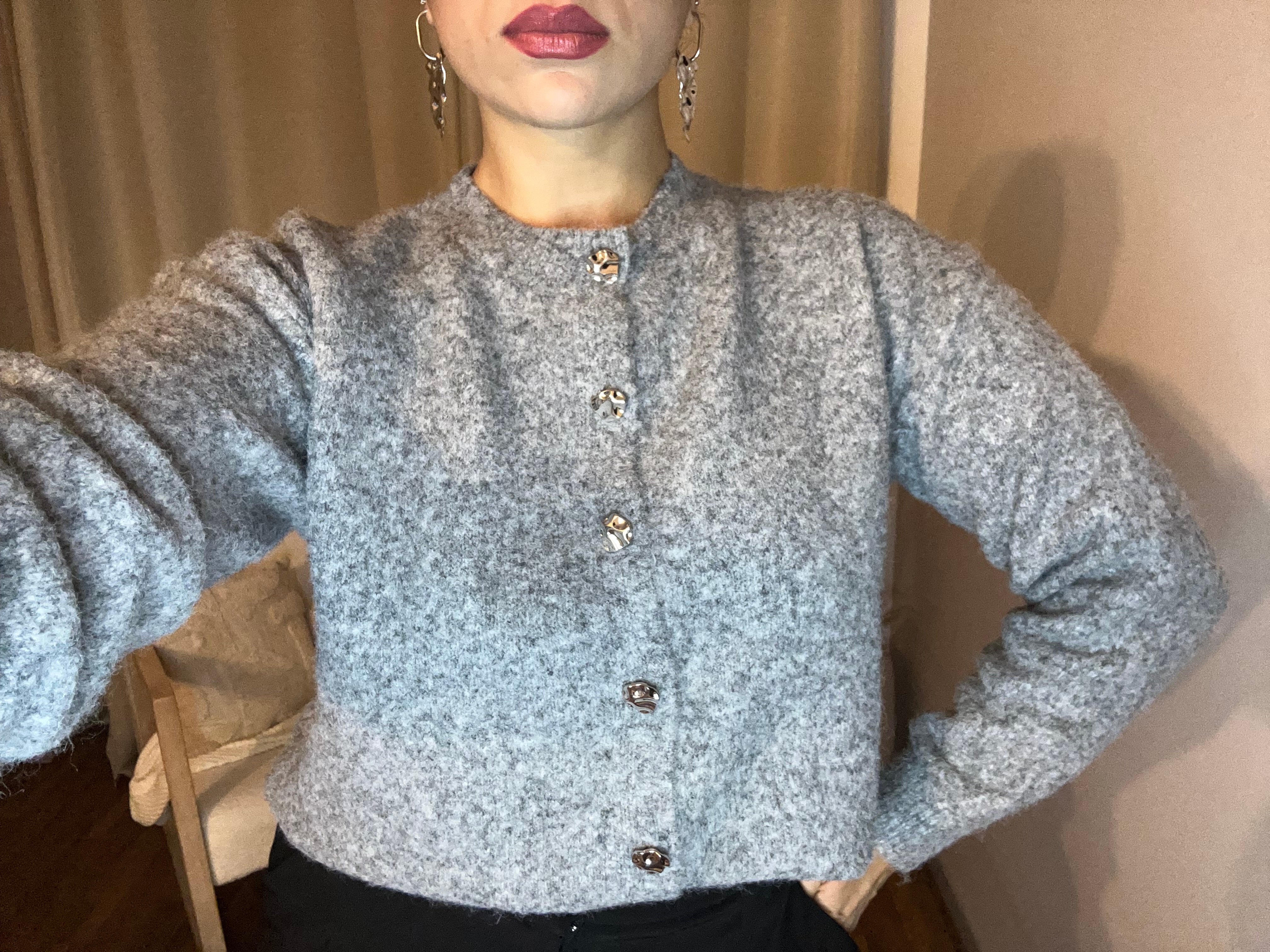 Gilet gris tout doux - Cardigan élégant avec détails argentés