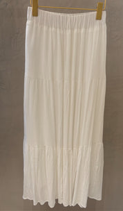 Jupe blanche longue à étage - fluidité et élégance